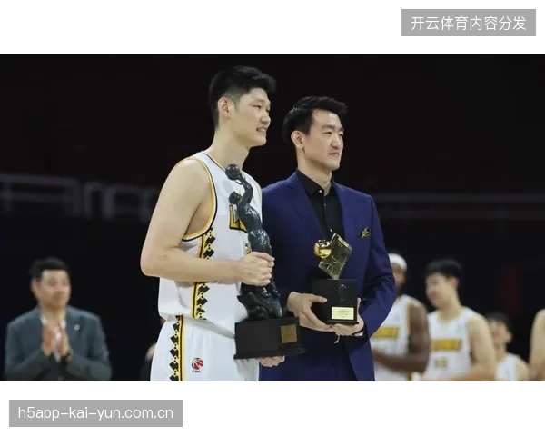 王博教练打造的内外双核体系成效显著，总决赛布朗与胡金秋联手贡献球队主要火力